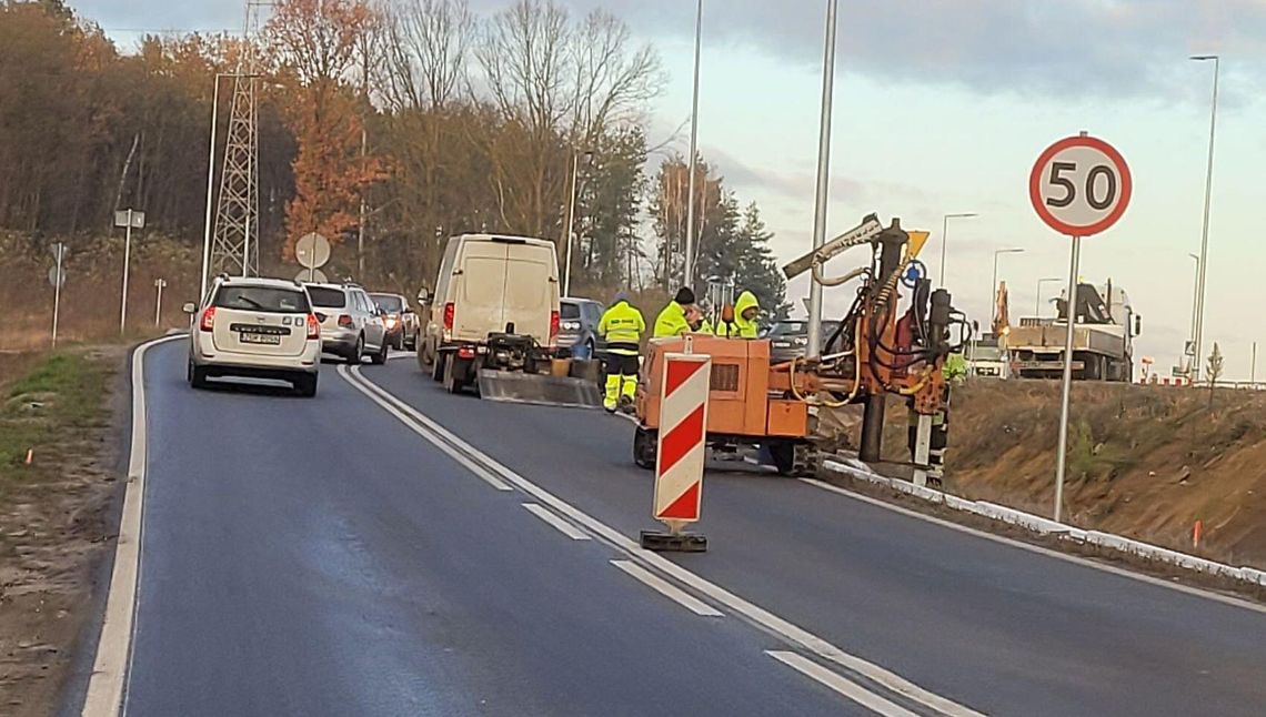 Na rondzie sterują ruchem [ZDJĘCIA]