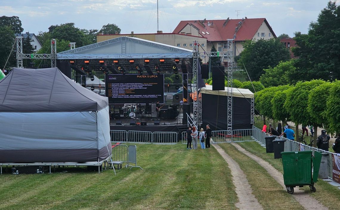 Na scenie wystąpią Kobranocka i Grubson. Wstęp wolny