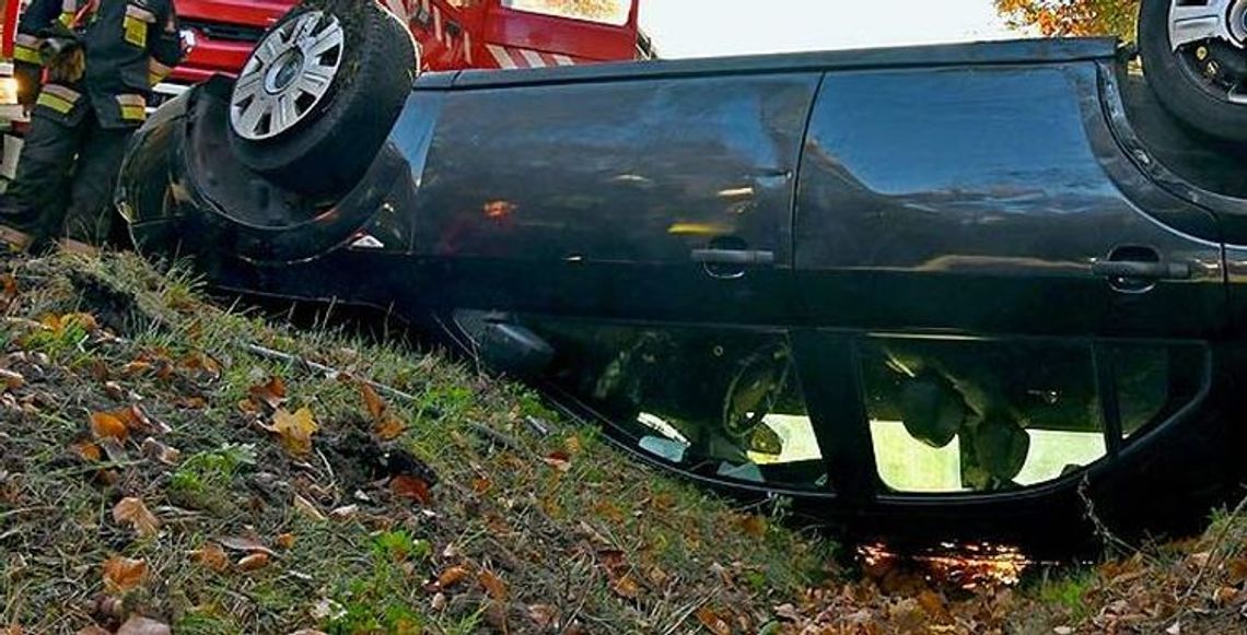 Na śliskiej trasie wypadła z drogi. Matka z dziećmi w szpitalu Na śliskiej trasie wypadła z drogi. Matka z dziećmi w szpitalu