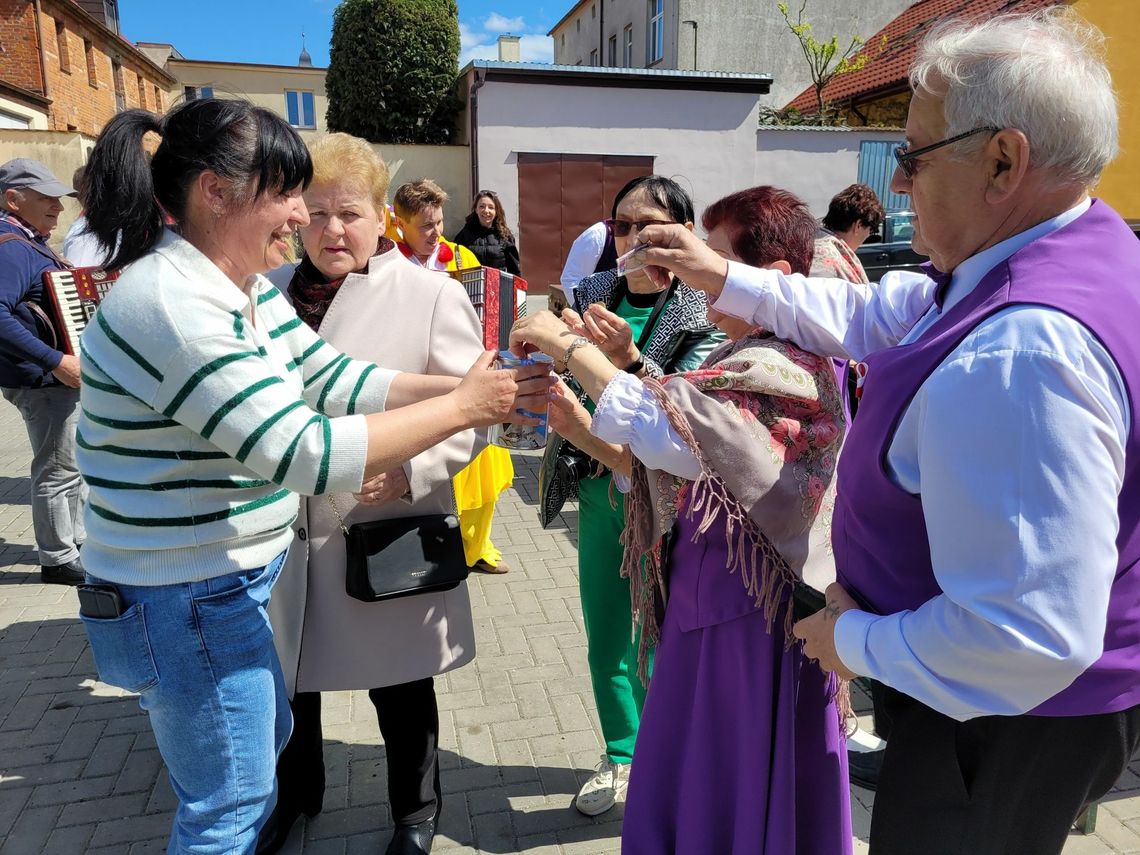 Na targowisku kupowali, śpiewali i zbierali dla chorego Oliwiera [WIDEO, FOTO]