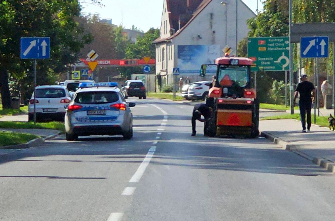 Na ulicy Flisaczej w Gryfinie popsuła się zamiatarka. Co zrobił kierowca, a co policja?