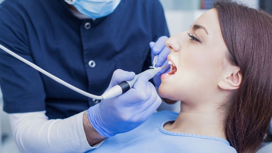 Podpowiadamy jak zaoszczędzić na wizycie u dentysty. Jak na polskie zarobki, jest drogo Podpowiadamy jak zaoszczędzić na wizycie u dentysty. Jak na polskie zarobki, jest drogo