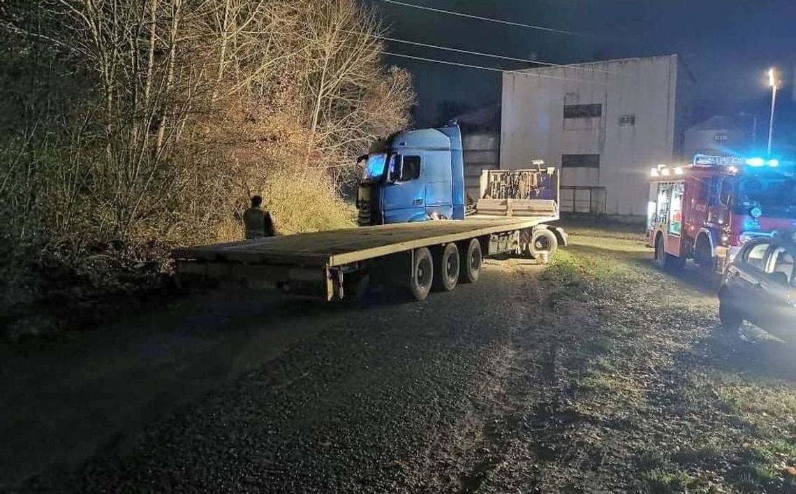 Naczepa uderzyła w ciągnik siodłowy. Rozszczelnieniu uległ zbiornik z ropą Naczepa uderzyła w ciągnik siodłowy. Rozszczelnieniu uległ zbiornik z ropą