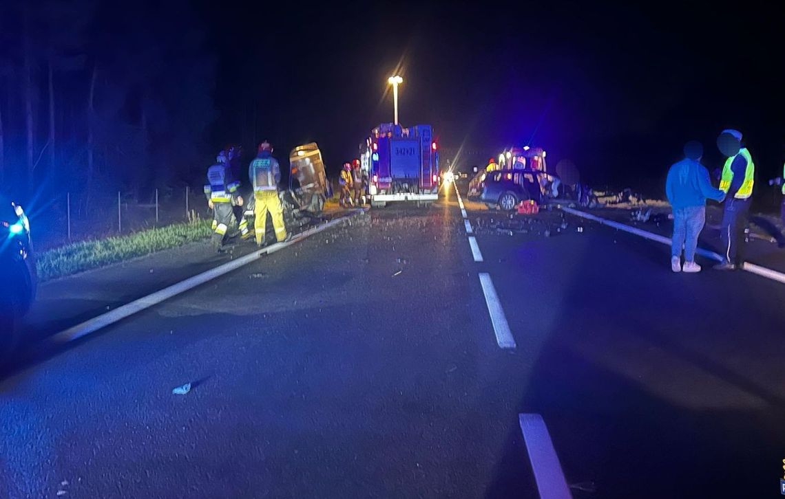Nagle zaczął jechać na czołowe zderzenie. Poranił siebie i pasażera Nagle zaczął jechać na czołowe zderzenie. Poranił siebie i pasażera