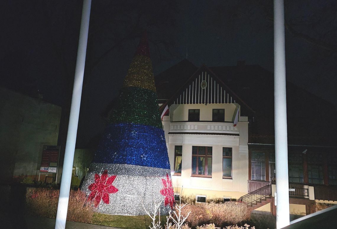 Najciemniejsza siedziba gminy w powiecie. Choinka, której nie widać