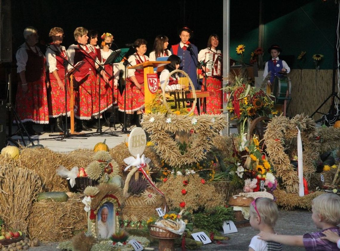 Najładniejsze wieńce dożynkowe spośród szesnastu Najładniejsze wieńce dożynkowe spośród szesnastu