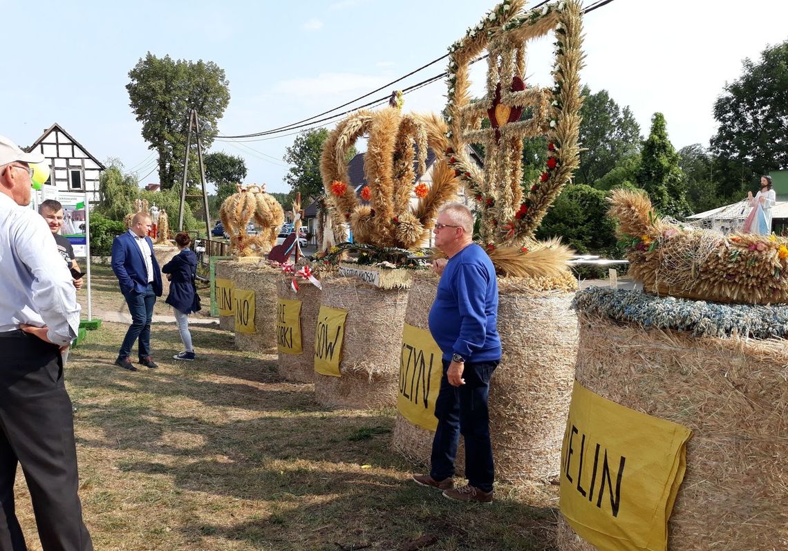 Najładniejsze wieńce dożynkowe wybrane przez komisję Najładniejsze wieńce dożynkowe wybrane przez komisję