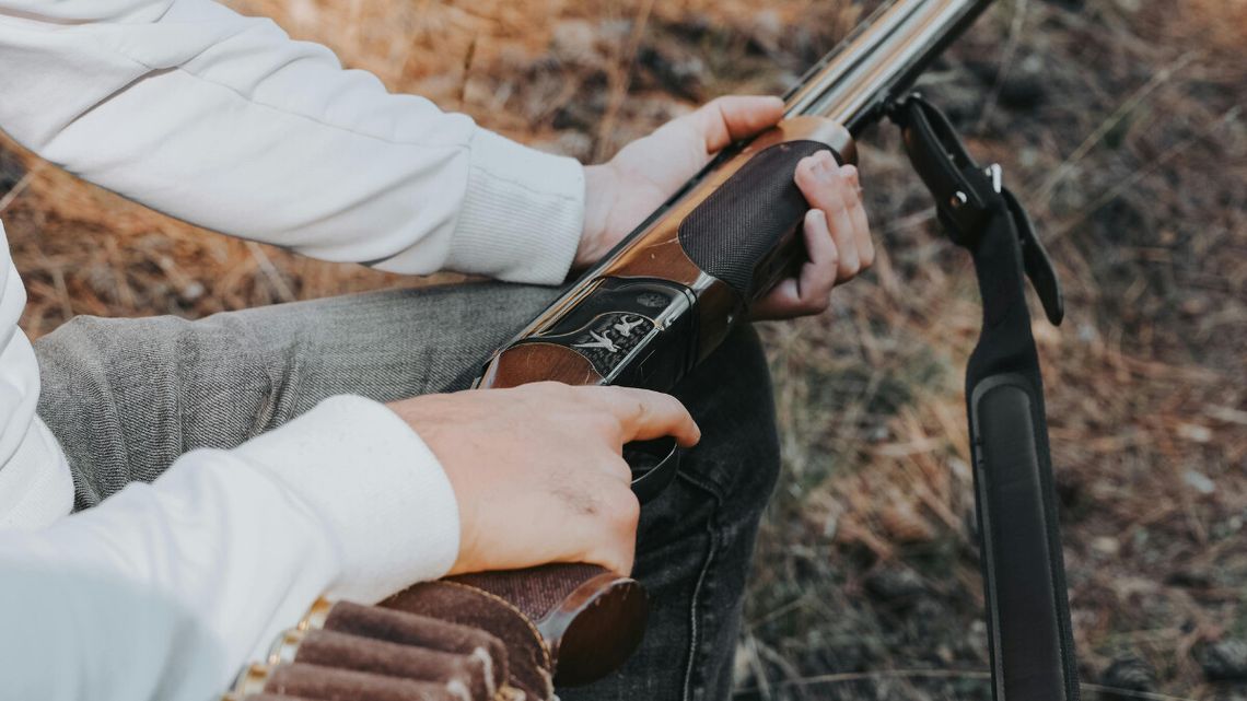 Przeklęta broń wypaliła dwa razy. Najpierw w niewinne dziecko, potem na policji