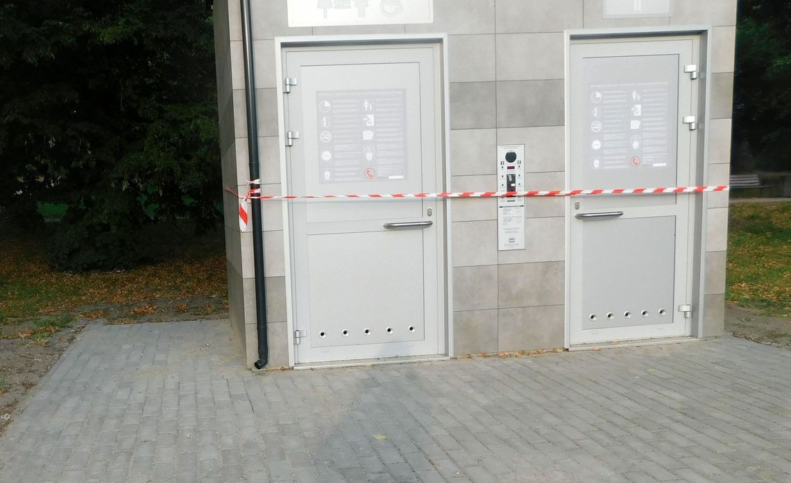 Najpierw się spieszył, a potem wszystko rzucił? Czeka na gości?