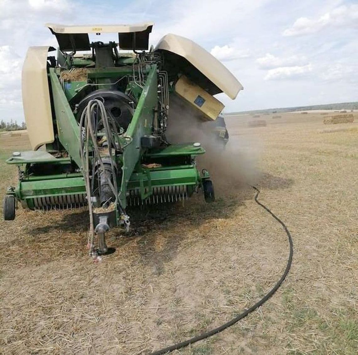 Najpierw zapaliła się maszyna, a od niej ściernisko