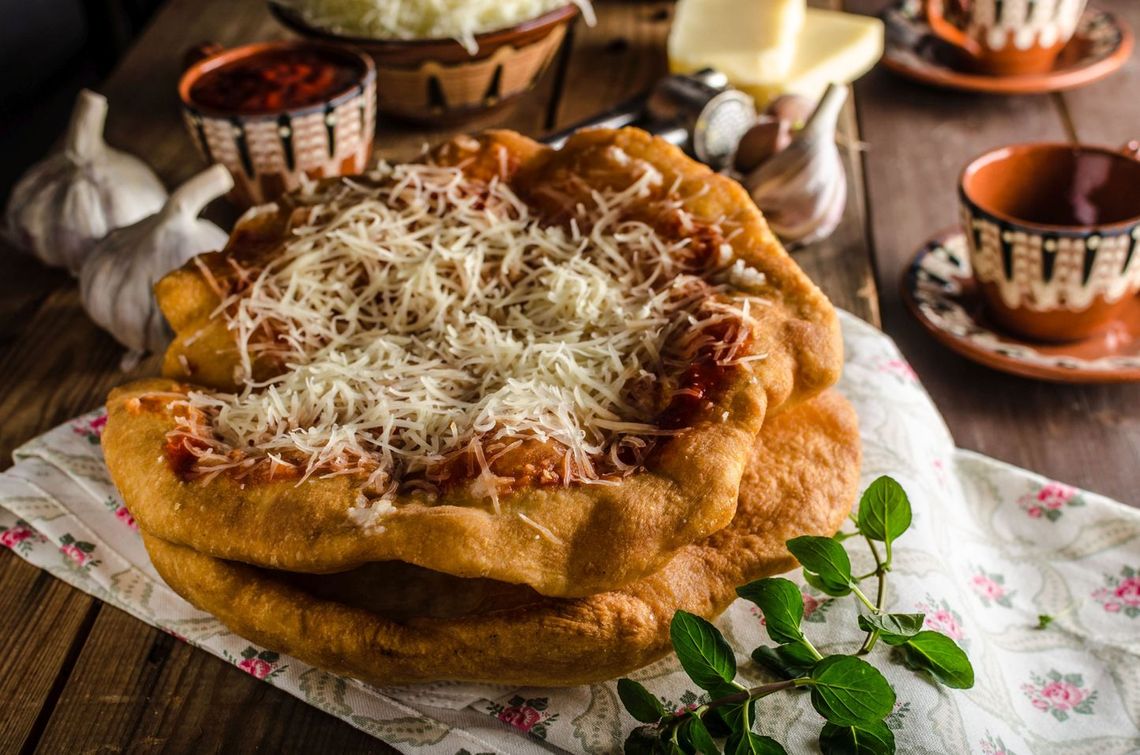 Najprostsze połączenia, najpyszniejsze smaki: węgierskie langosze Najprostsze połączenia, najpyszniejsze smaki: węgierskie langosze