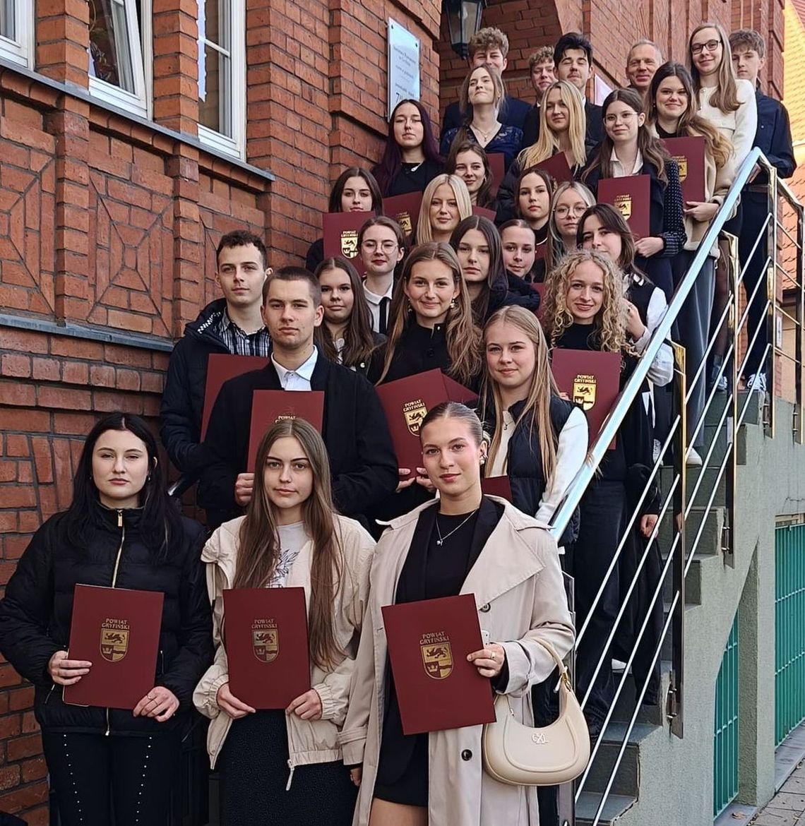 Najzdolniejsi uczniowie z powiatu gryfińskiego uhonorowani stypendiami Najzdolniejsi uczniowie z powiatu gryfińskiego uhonorowani stypendiami