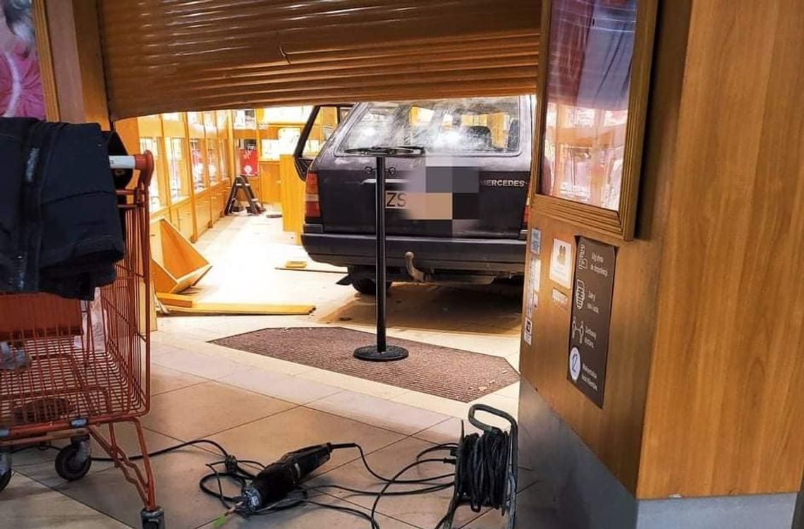 Napad na jubilera. Rabusie autem sforsowali drzwi Napad na jubilera. Rabusie autem sforsowali drzwi