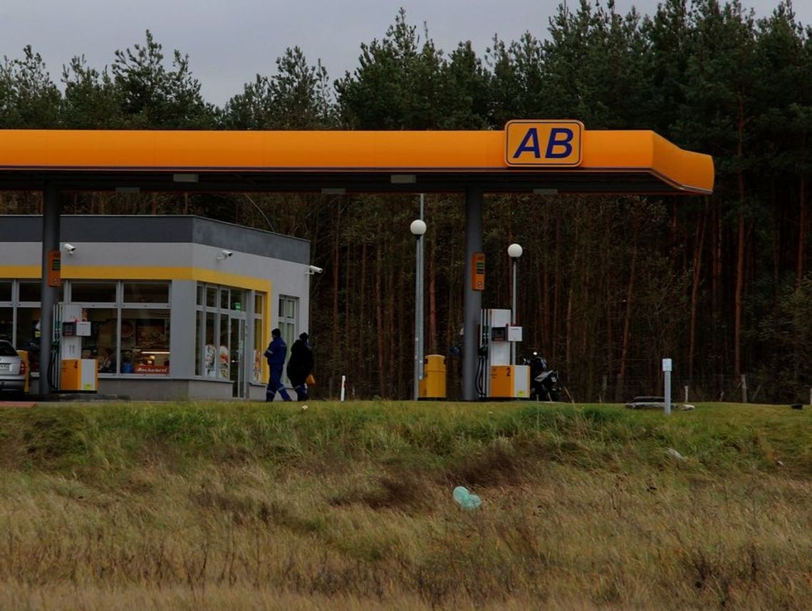 Napad z bronią na największą stację paliw. Policja z psami szuka bandytów Napad z bronią na największą stację paliw. Policja z psami szuka bandytów