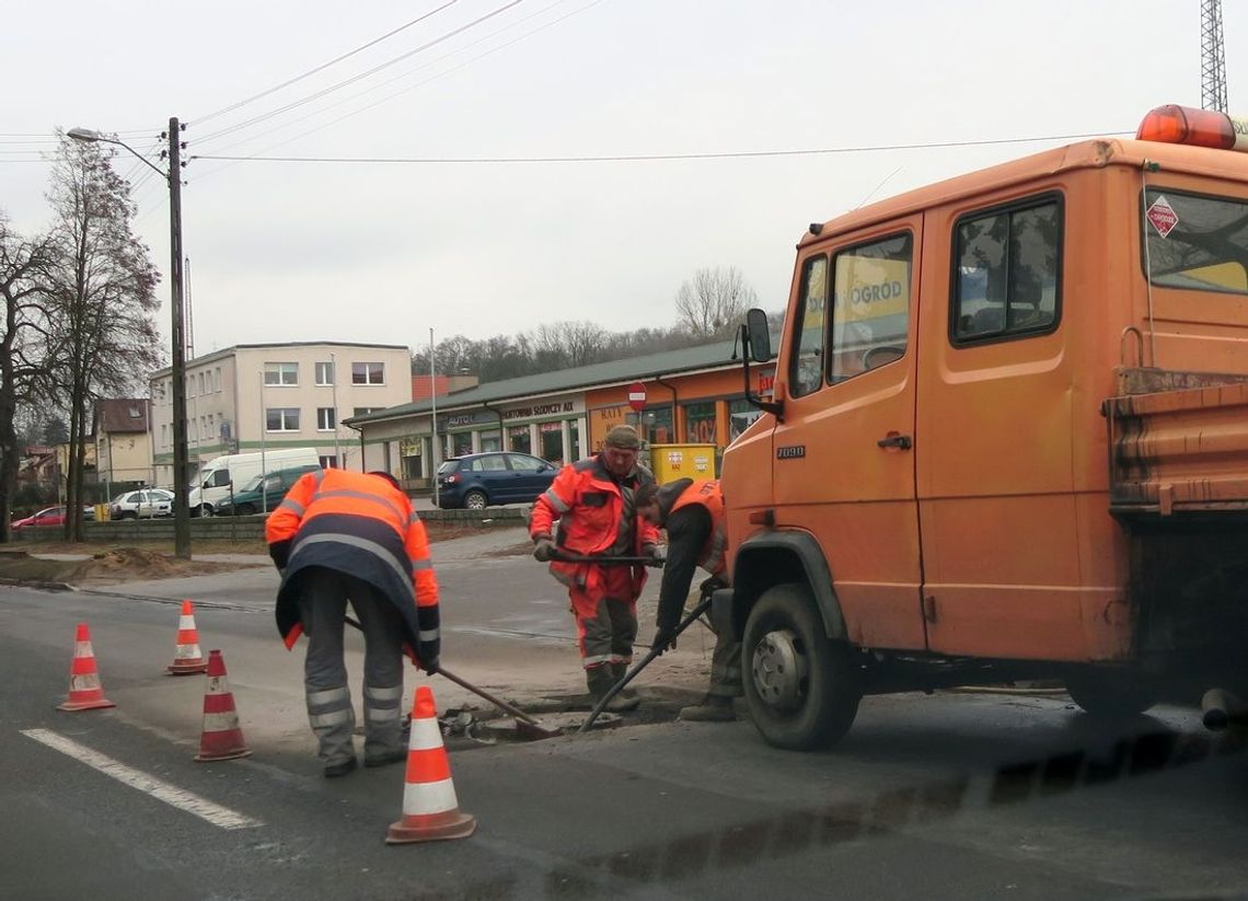 Naprawiają ubytki w drodze Naprawiają ubytki w drodze