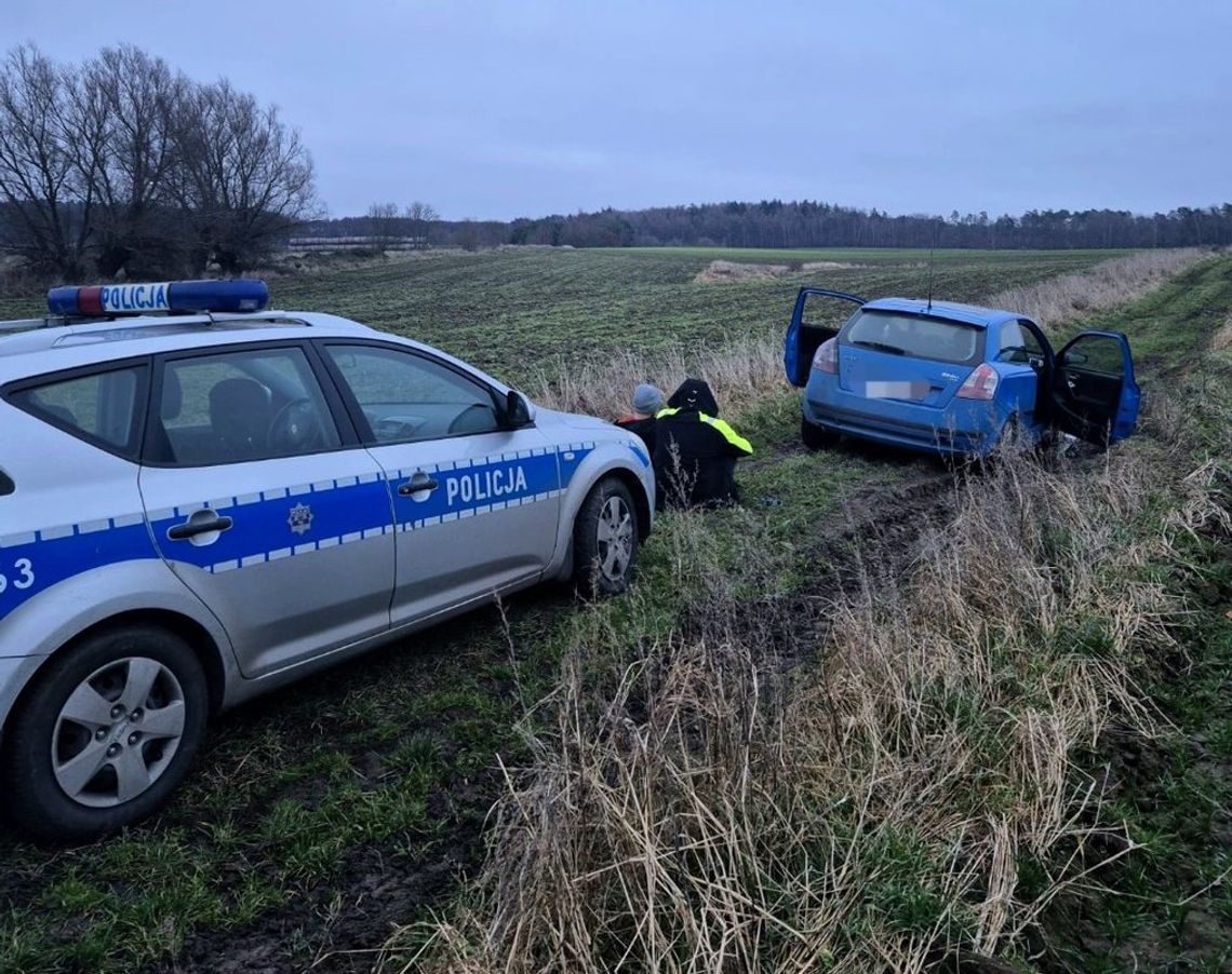 Narkotyki, sądowy zakaz i ucieczka w błoto. Dynamiczny pościg za kierowcą fiata