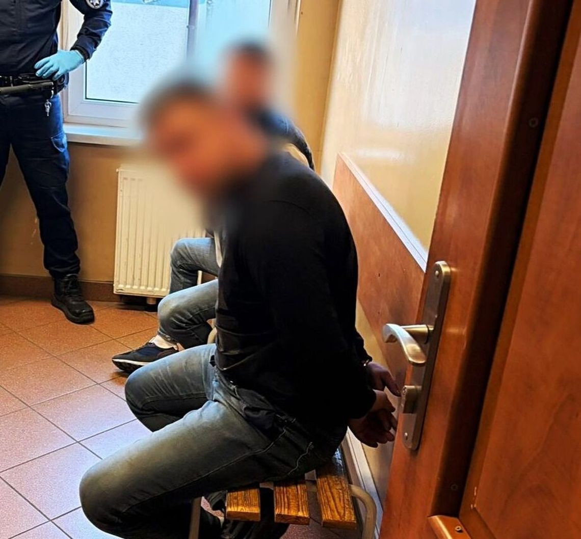 Narkotyki w schowku i gaz do dechy. Ucieczka z towarem zakończona na barierkach