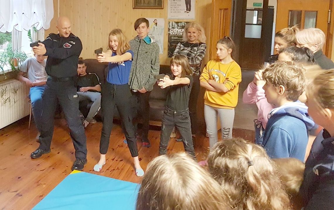 Nasi policjanci w Domu Dziecka. Przywieźli prezenty i przeprowadzili zajęcia Nasi policjanci w Domu Dziecka. Przywieźli prezenty i przeprowadzili zajęcia