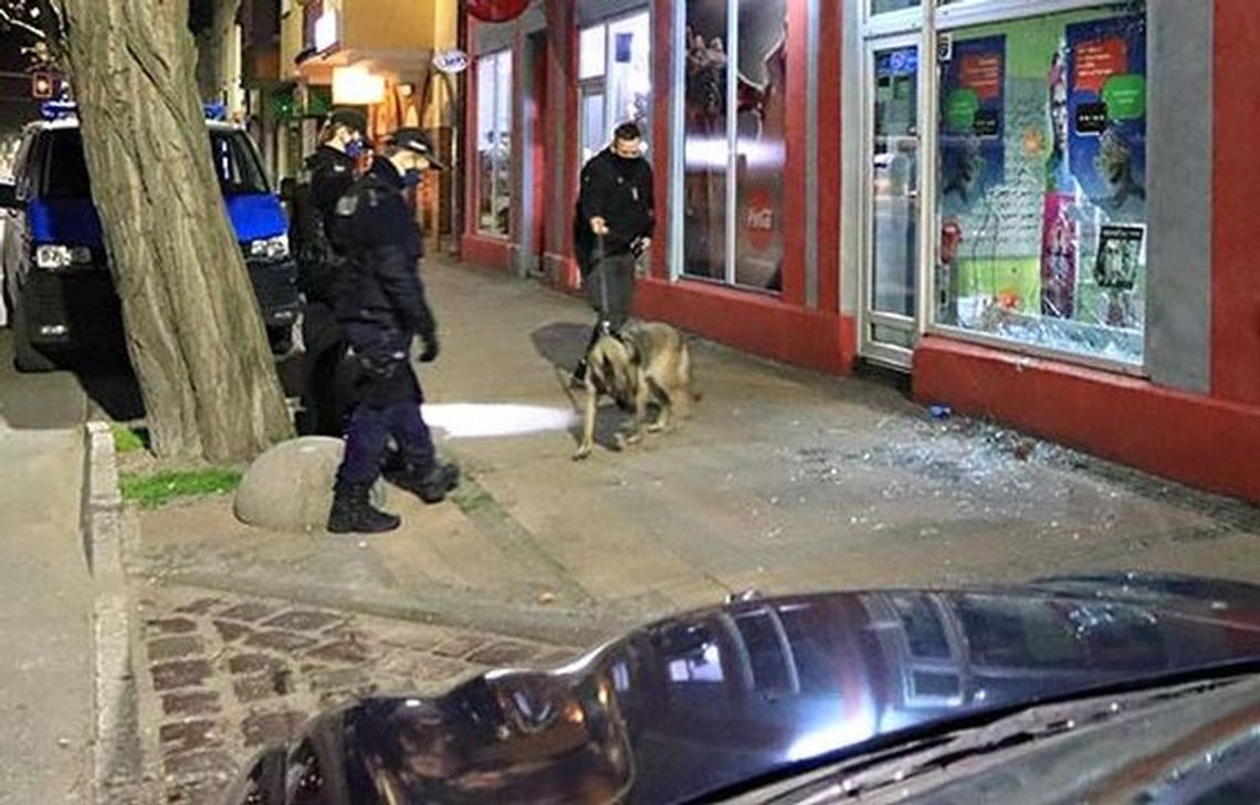 Nasi policjanci zatrzymali sprawców wybicia szyb sklepowych Nasi policjanci zatrzymali sprawców wybicia szyb sklepowych