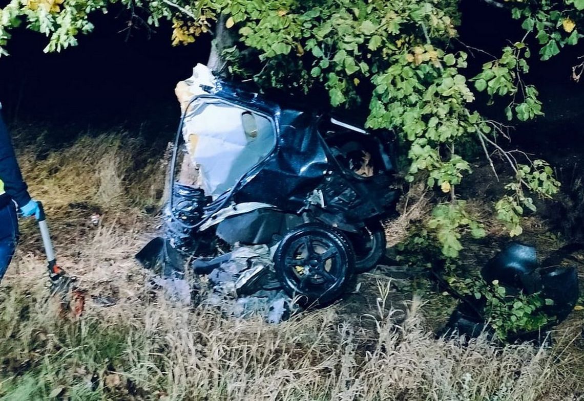 Nastolatek uderzył volkswagenem prosto w drzewo. Policja: prędkość to jedna z najczęstszych przyczyn wypadków