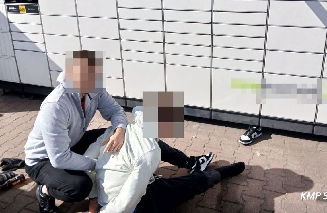 Nastolatek wpadł na gorącym uczynku korzystając z paczkomatu. Zostanie wydalony z kraju?