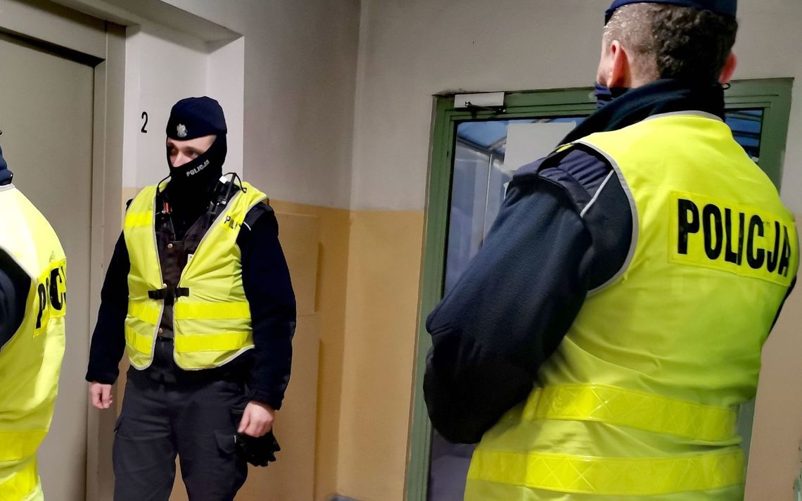 Nastolatkę znaleźli w mieszkaniu