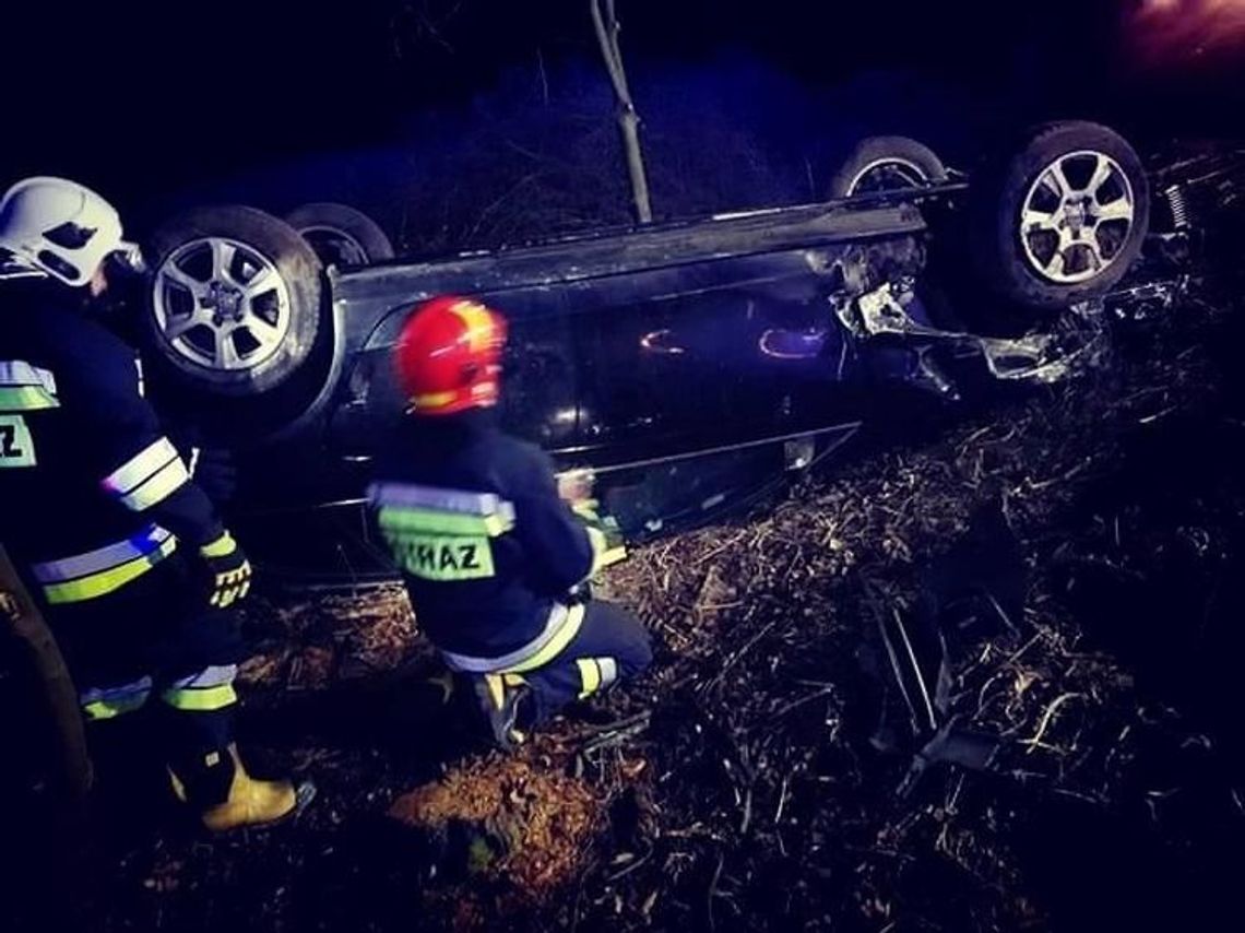 Nastoletni pijany kierowca dachował autem. Nastolatka w szpitalu