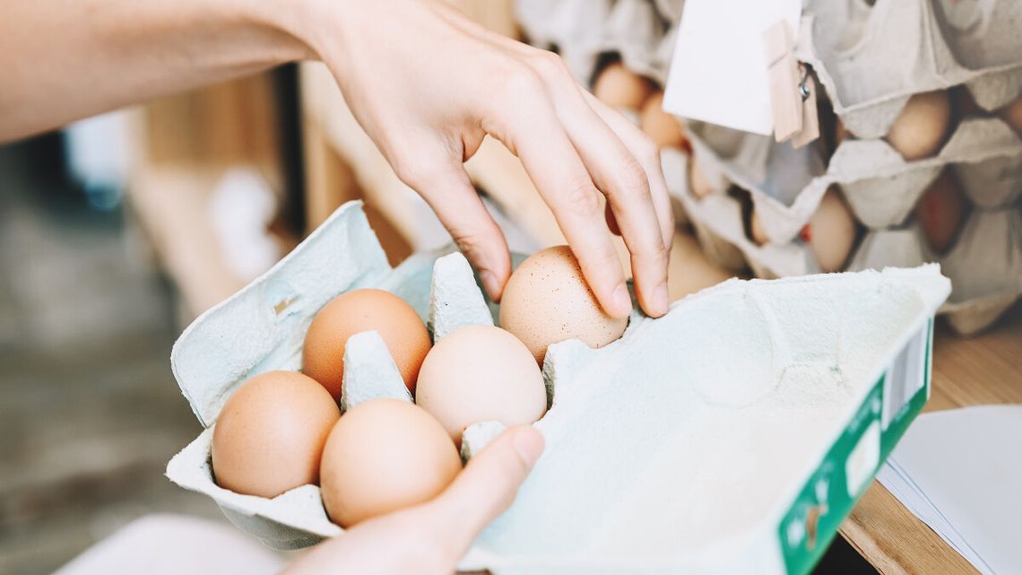 Rekordowe ceny jaj. Ptasia grypa i nagłe wycofanie „trójek” pustoszą półki