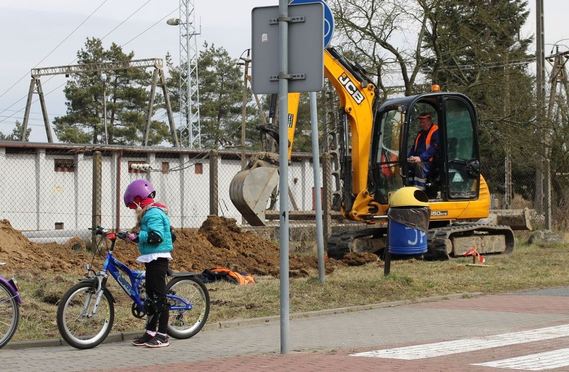 Natrafili na murek. Jak dalej pobiegnie trasa kabla? Natrafili na murek. Jak dalej pobiegnie trasa kabla?