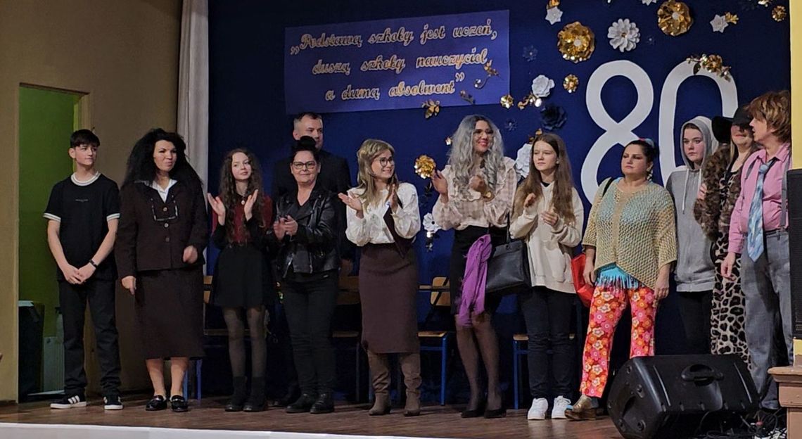 Nauczyciele na scenie! Jubileusz z pompą i kabaretowym humorem Nauczyciele na scenie! Jubileusz z pompą i kabaretowym humorem