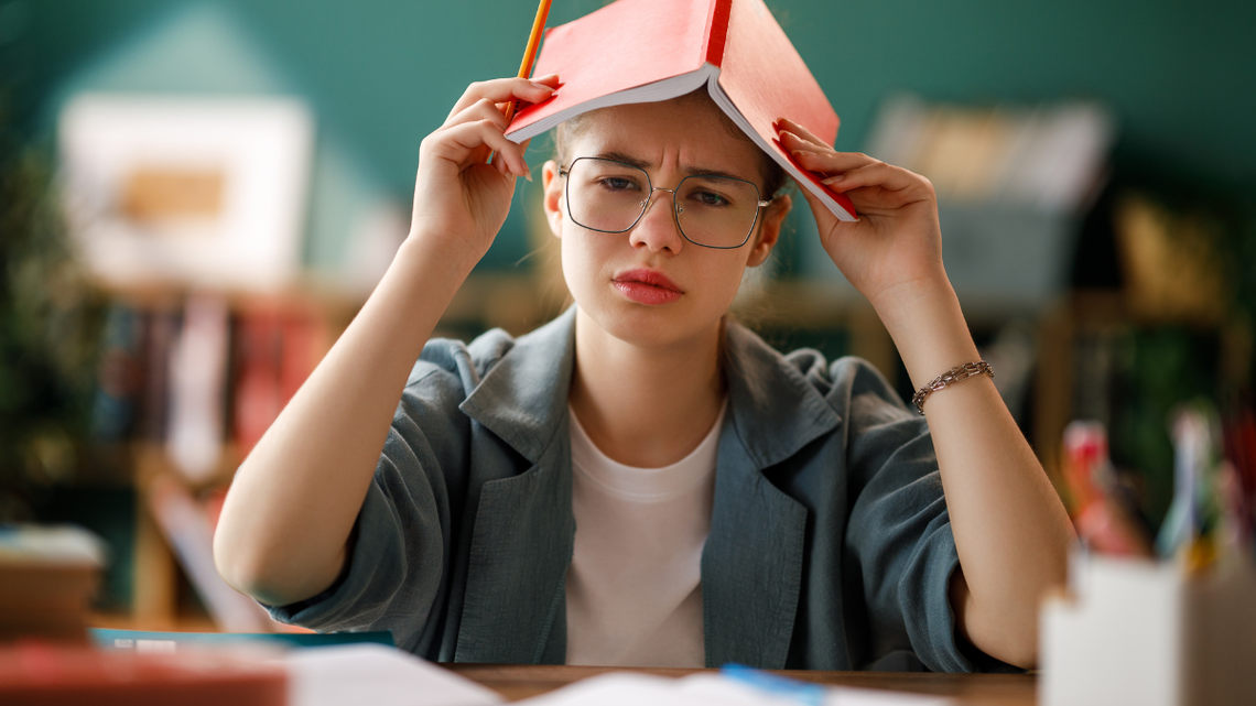 Jedni nauczyciele zadają, ale nie oceniają, drudzy zadają i oceniają. Prace domowe kością niezgody Jedni nauczyciele zadają, ale nie oceniają, drudzy zadają i oceniają. Prace domowe kością niezgody