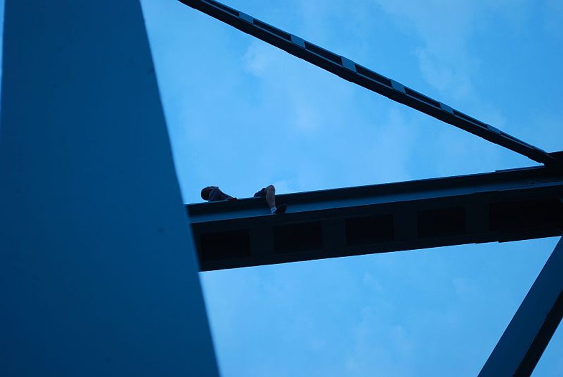 Negocjowali z podnośnika, rozłożyli skokochron Negocjowali z podnośnika, rozłożyli skokochron