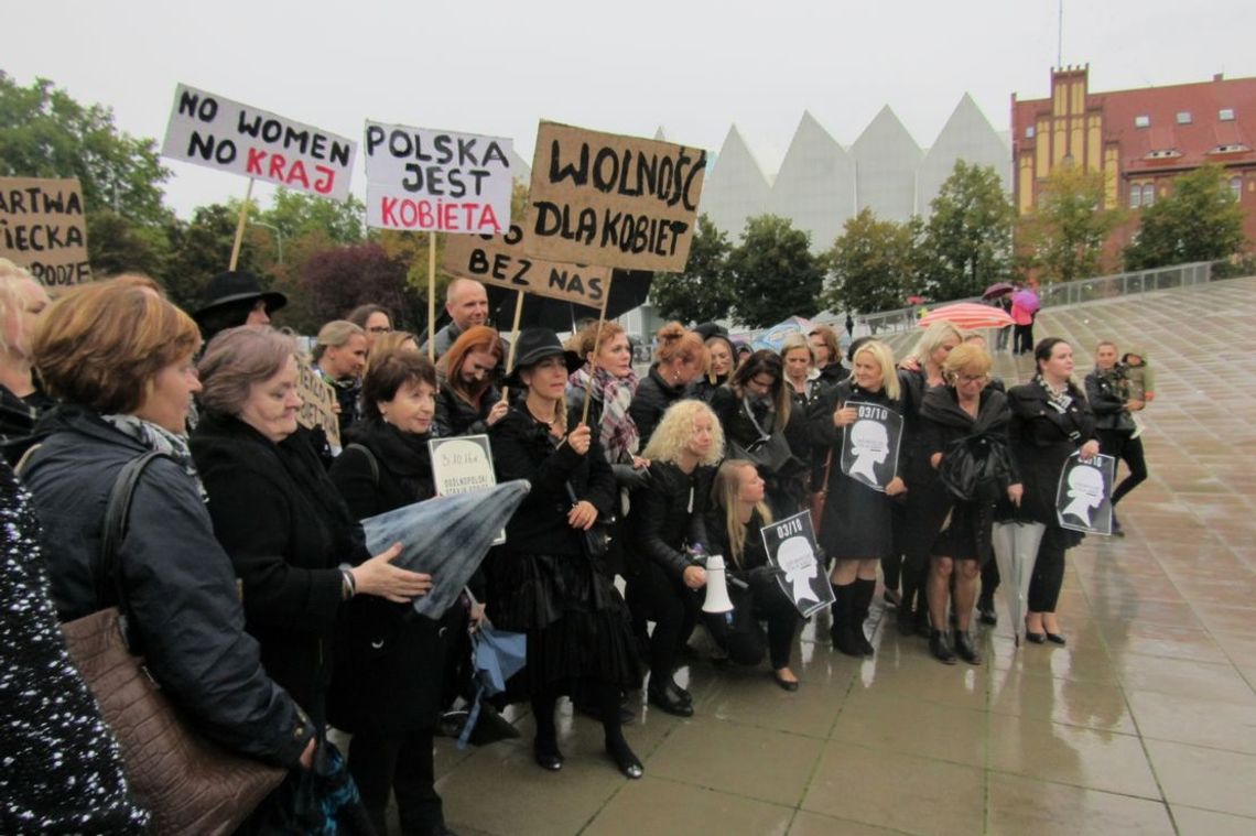 Nic o nas bez nas! Czarny marsz w Szczecinie z udziałem gryfinianek Nic o nas bez nas! Czarny marsz w Szczecinie z udziałem gryfinianek