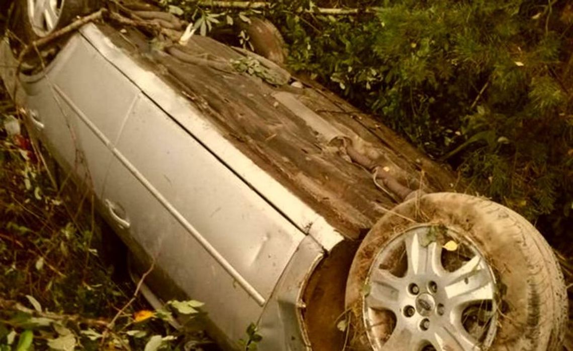 Nie dostosował prędkości do warunków i… dachował