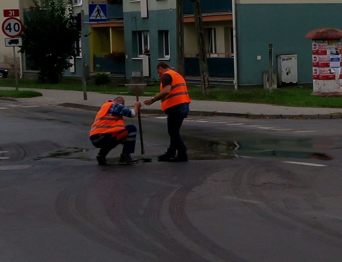 Nie ma wody, bo jest awaria na ulicy Armii Krajowej Nie ma wody, bo jest awaria na ulicy Armii Krajowej