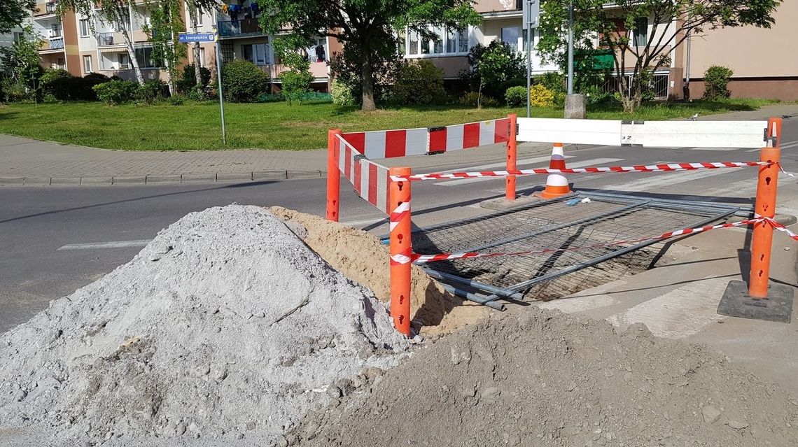 Nie mogą załatać dziury w drodze. Brak znaku o zwężeniu na zakręcie Nie mogą załatać dziury w drodze. Brak znaku o zwężeniu na zakręcie