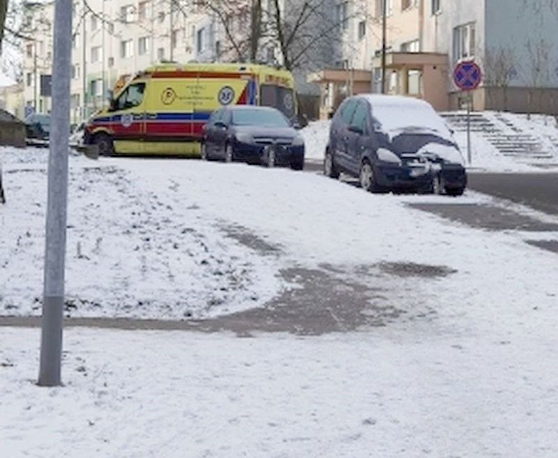 Nie odśnieżono chodnika, który przerobiła gmina i doszło do wypadku - skarżą się czytelnicy