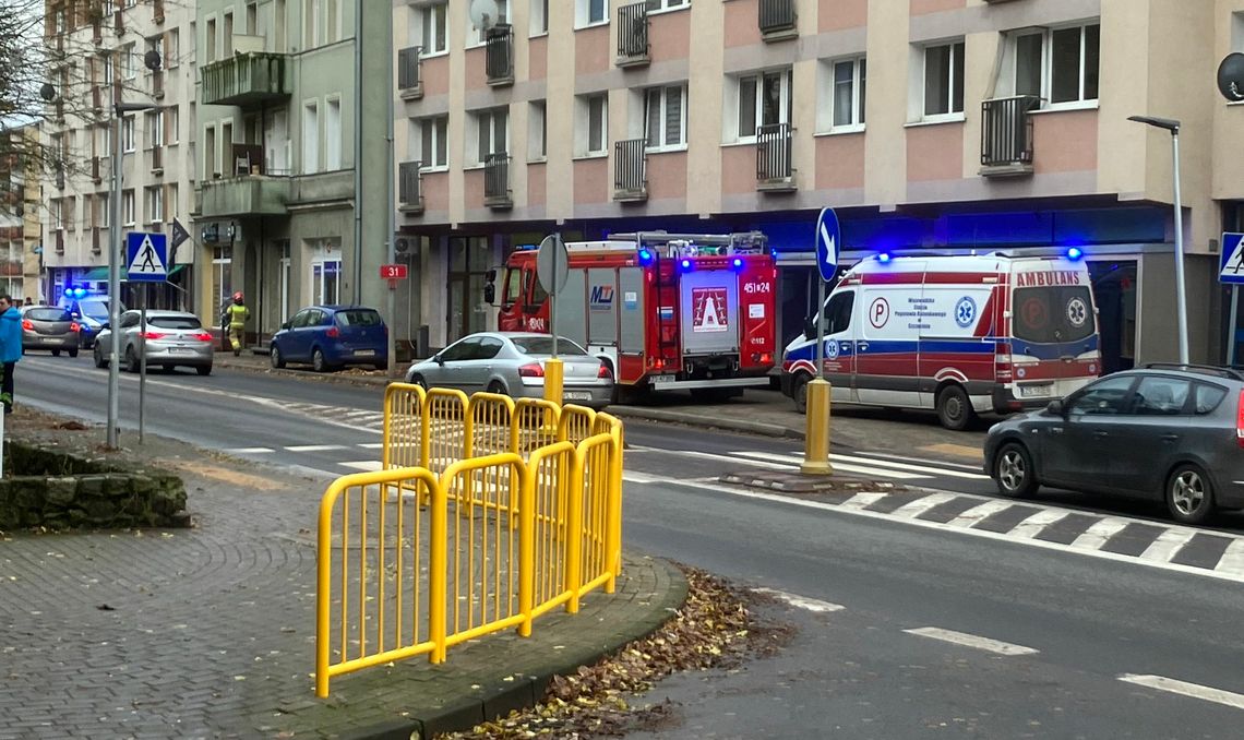 Nie otwierał drzwi policji. Wezwano pomoc