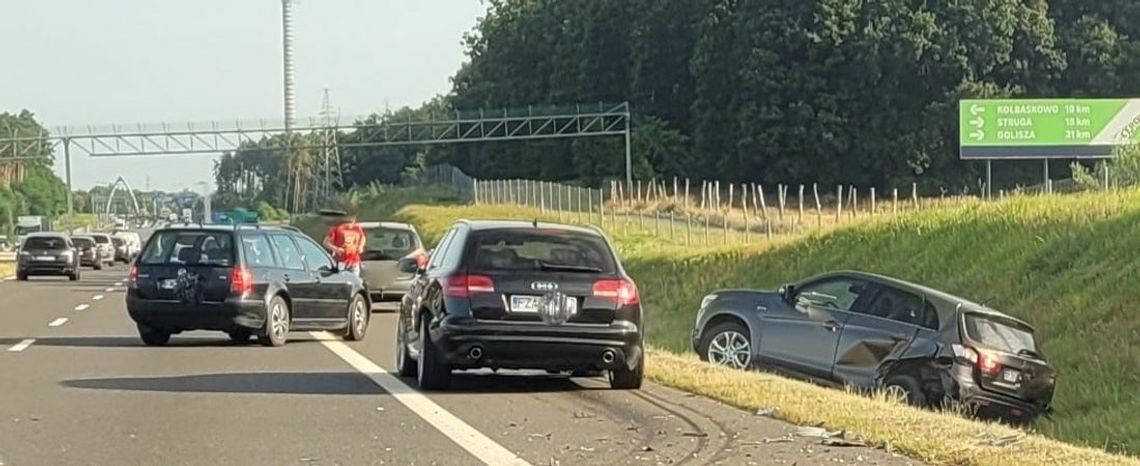 Nie wyhamował i uderzył w dwa auta. Są ranni, w tym dziecko Nie wyhamował i uderzył w dwa auta. Są ranni, w tym dziecko