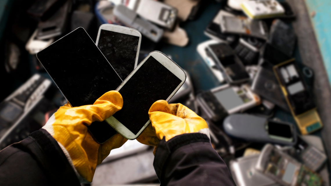 Nie wyrzucaj bezwiednie starego telefonu czy laptopa. Tak nas okradają