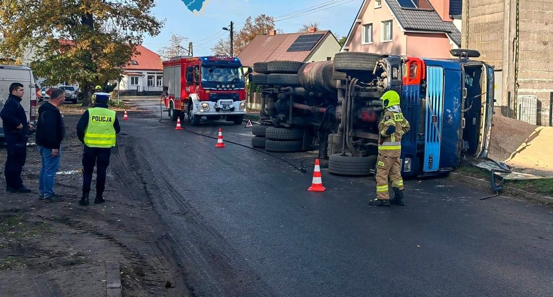 Nie zapanował nad ciężarówką. Samochód przewrócił się na zakręcie