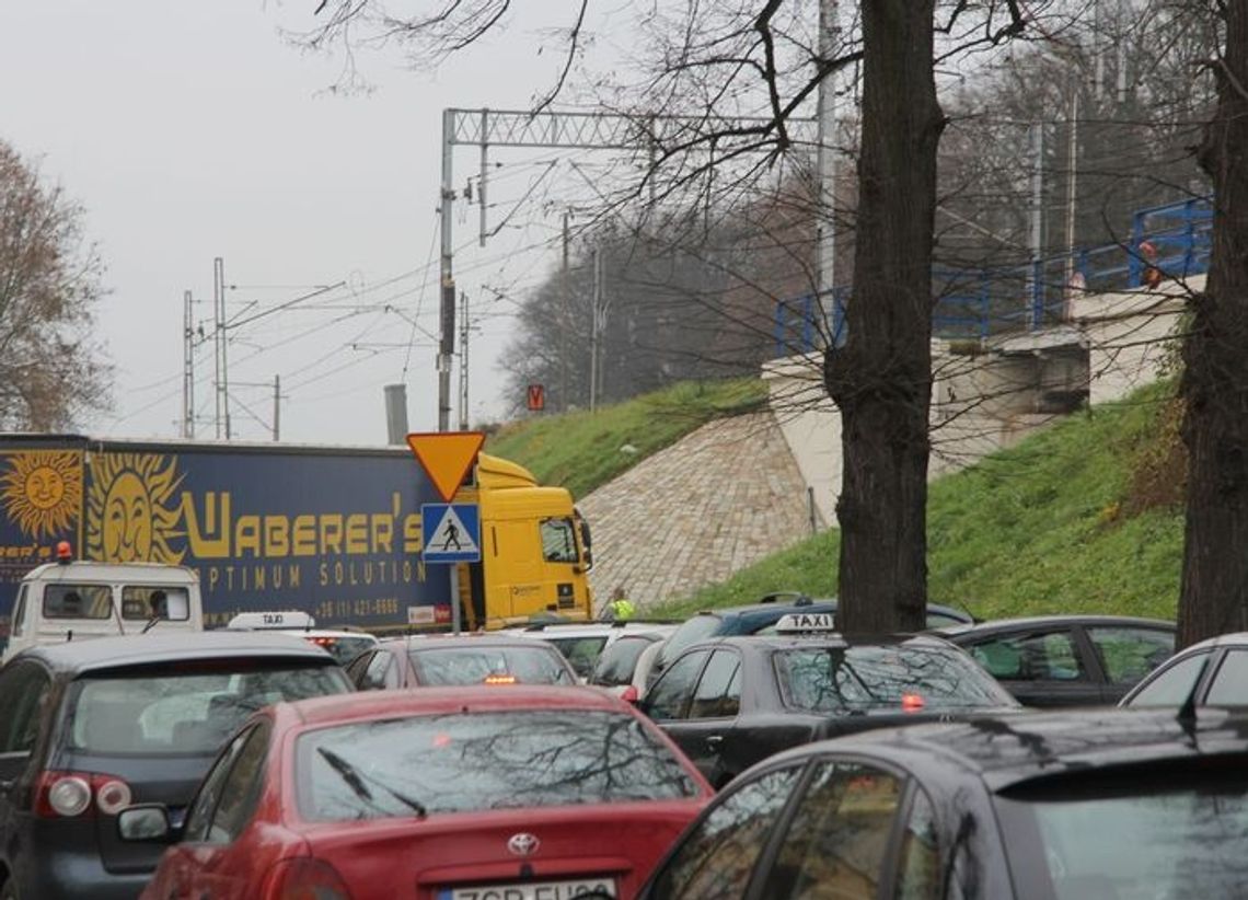 Nie zmieścił się pod przejazdem