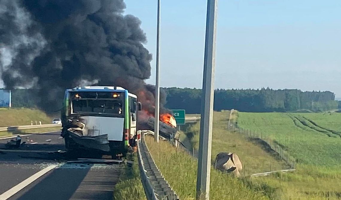 Zmarł drugi kierowca. Zderzenie ciężarówki i autobusu k. Gryfina