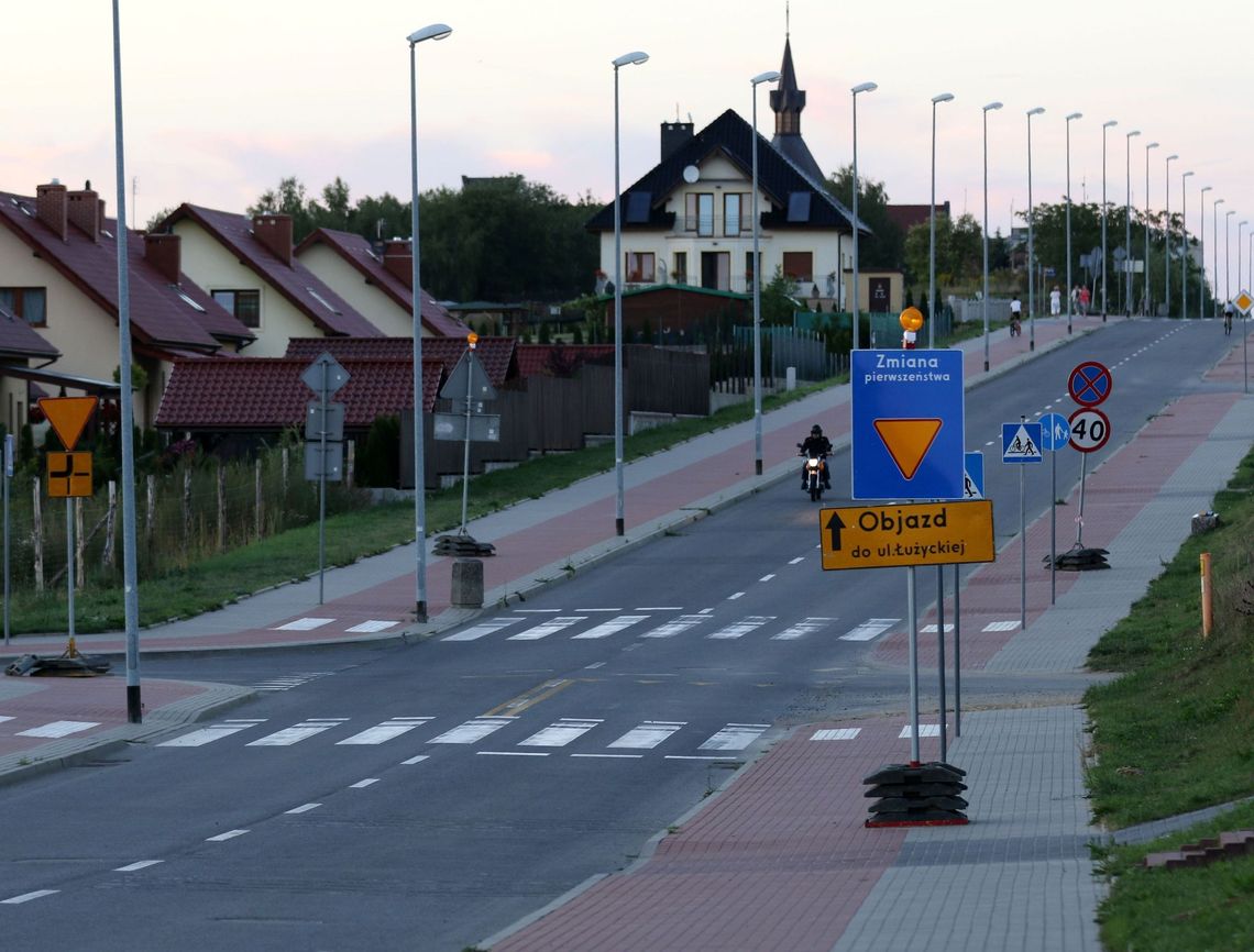 Niebezpieczna "zabawa" znakami drogowymi Niebezpieczna "zabawa" znakami drogowymi