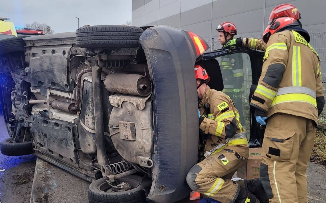 Niebezpieczne zdarzenie na trasie. Chwila nieuwagi skończyła się w rowie Niebezpieczne zdarzenie na trasie. Chwila nieuwagi skończyła się w rowie