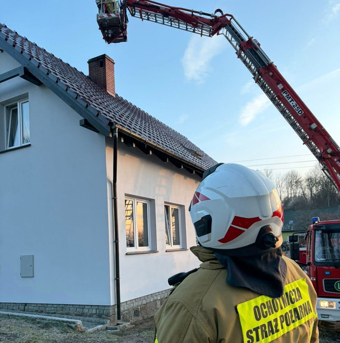 Niebezpieczny pożar komina w domu jednorodzinnym. Strażacy apelują o rozwagę Niebezpieczny pożar komina w domu jednorodzinnym. Strażacy apelują o rozwagę