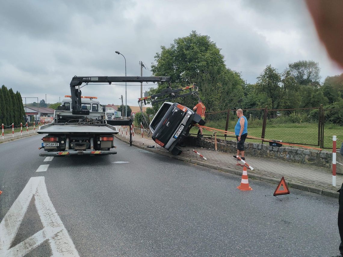 Niecodzienna kolizja. Auto zawisło na barierkach  [ZDJĘCIA]