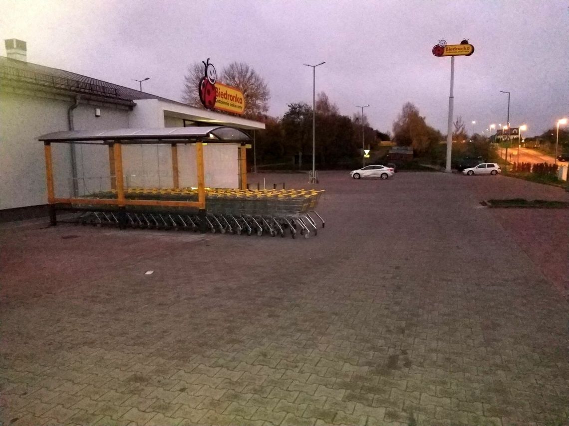 Niefortunne usytuowanie wiaty na koszyki