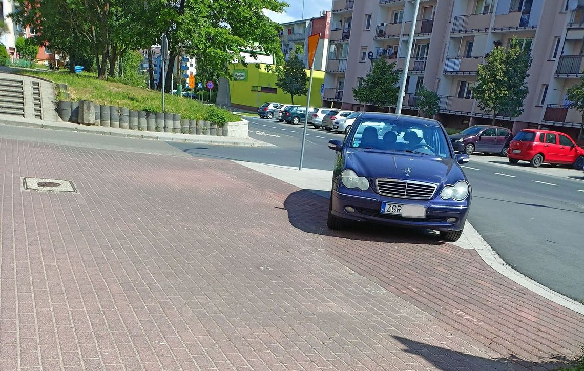 Niektórzy parkują gdzie bądź. Czytelnik zwraca uwagę na zagrożenia