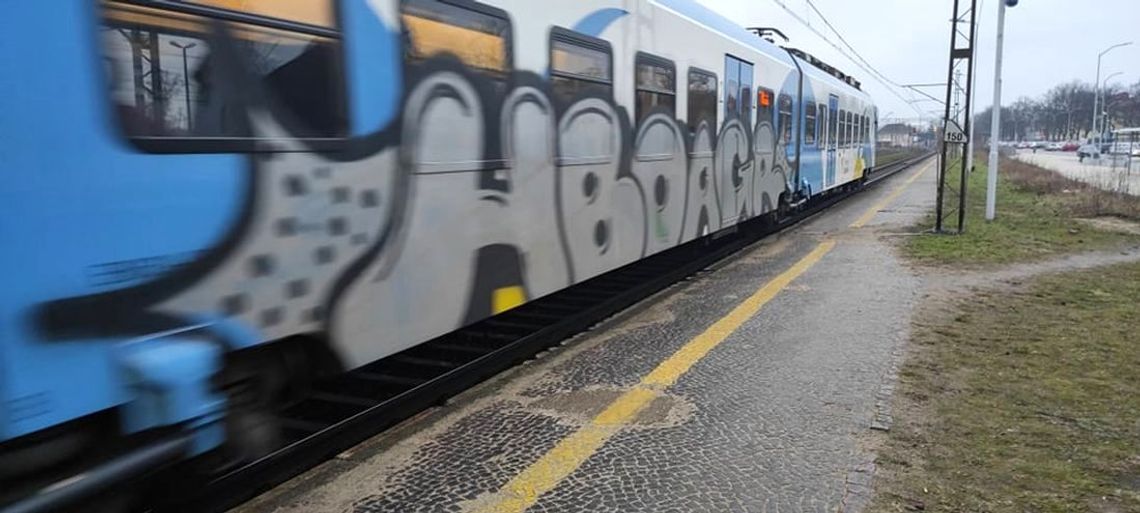 Nielegalne graffiti na pociągu. Pomalować łatwo, usunąć trudniej 